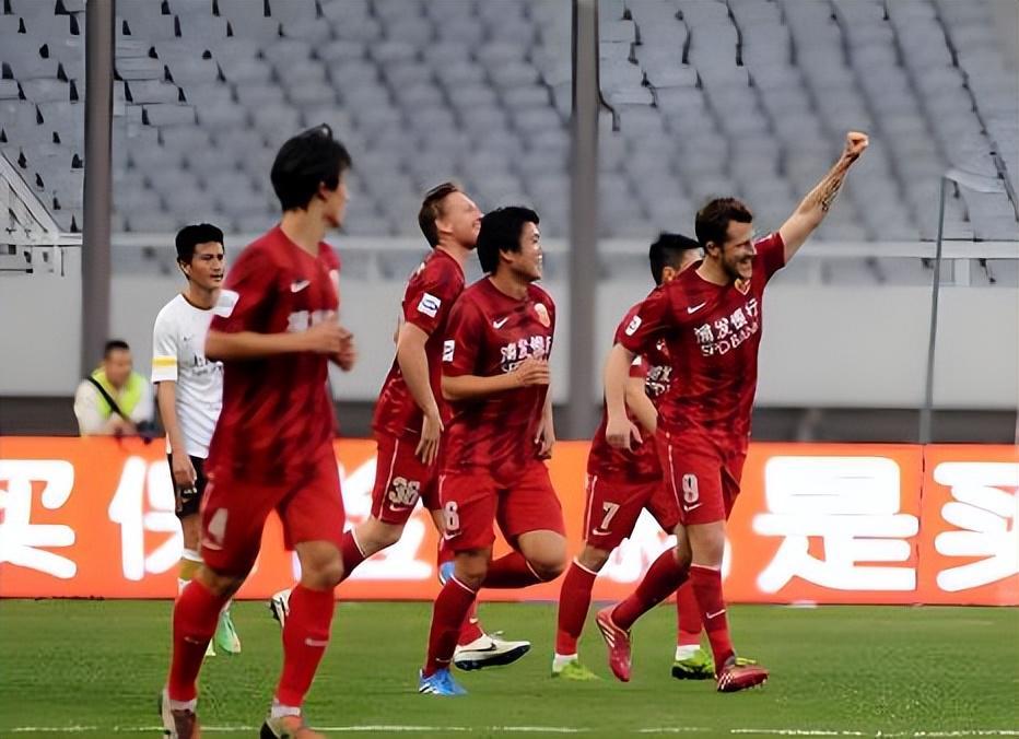 开云体育官方下载-上港冬训将迎来两位久违新星回归助阵，未来将挑大梁，值得期待